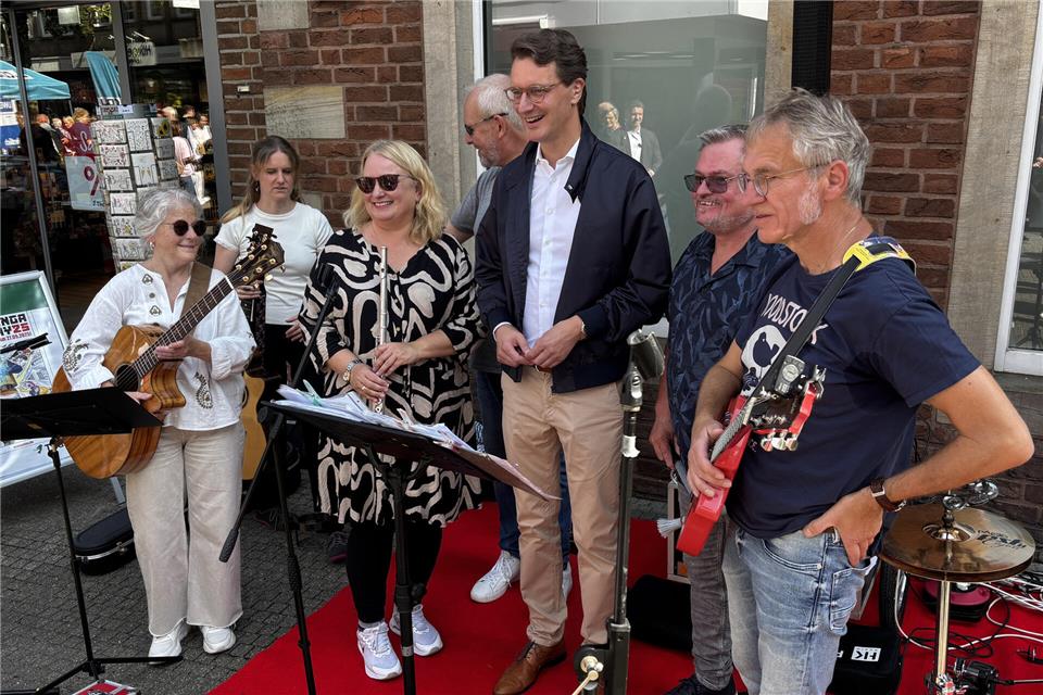 Ministerpräsident Hendrik Wüst mit den Beatniks, die bei der Borkener Stadtmusik aufgetreten sind.