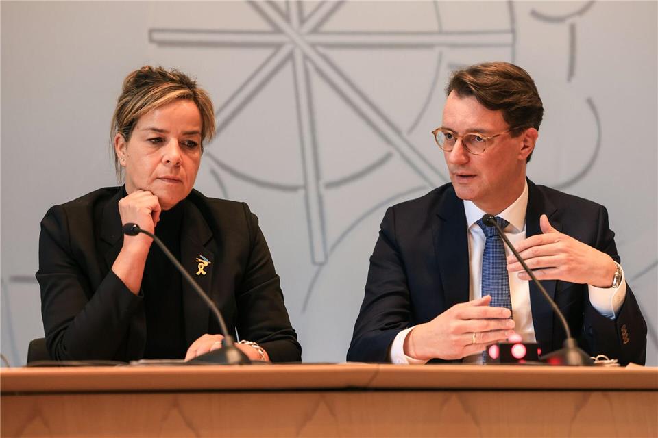Ministerpräsident Hendrik Wüst (r, CDU), und seine Stellvertreterin Mona Neubauer (l, Grüne) behalten derzeit zusammen eine Mehrheit unter den Wahlberechtigten. (Archivbild)Oliver Berg/dpa