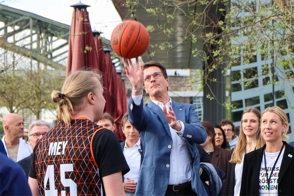 Ministerpräsident Hendrik Wüst setzt sich auch sportlich immer wieder in Szene. (Archivbild) Christoph Reichwein/dpa
