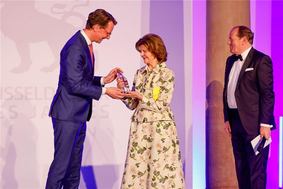 Ministerpräsident Hendrik Wüst überreicht der schwedischen Königin den Preis. Thomas Banneyer/dpa