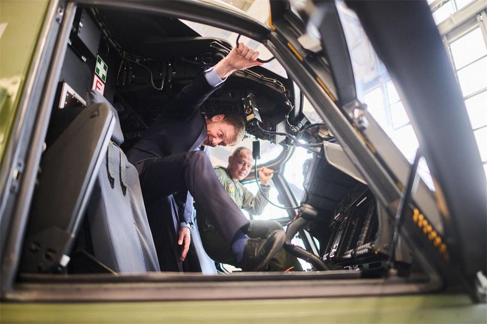 Ministerpräsident Kretschmer (CDU) sitzt beim Pressetermin gleich mal in einem Helikopter Probe. Robert Michael/dpa