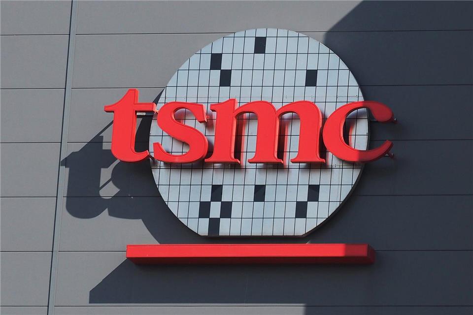Ministerpräsident Kretschmer hat bei seiner Asienreise in Taiwan das Halbleiterunternehmen TSMC besucht. (Symbolbild)David Chang/EPA/dpa