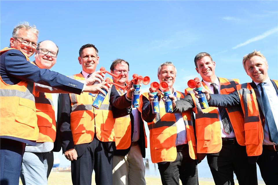 Ministerpräsident Lies, Umweltminister Meyer und weitere Gäste geben gemeinsam das Startsignal für den Bau des neuen Großschiffsliegeplatzes in Emden.Lars Penning/dpa