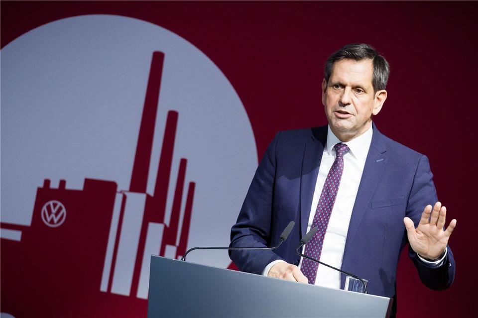 Ministerpräsident Lies hält die vom Bund geplante E-Auto-Förderung für richtig.Moritz Frankenberg/dpa