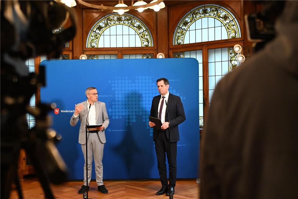 Ministerpräsident Lies (rechts) sieht seine Priorität in der Sicherung von Arbeitsplätzen.Shireen Broszies/dpa