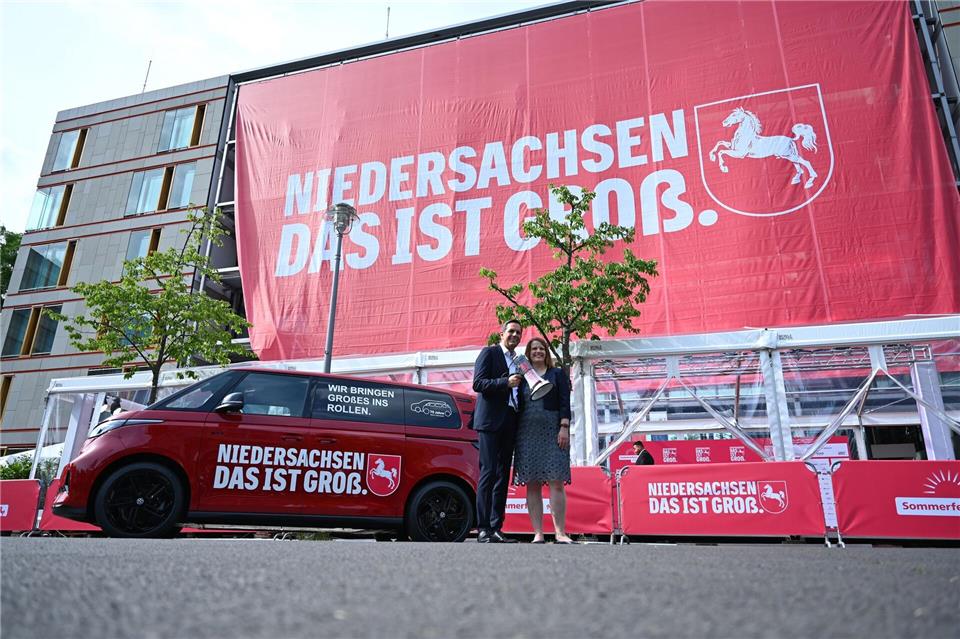 Ministerpräsident Lies und seine Stellvertreterin Hamburg präsentieren den neuen Slogan vor der niedersächsischen Landesvertretung in Berlin.Elisa Schu/dpa
