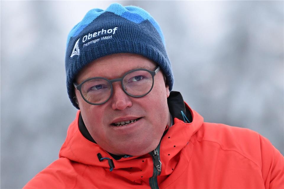 Ministerpräsident Mario Voigt (CDU) gratuliert Rennrodlerin Dajana Eitberger vom RC Ilmenau zu Silber bei Olympia. (Archivbild)Hendrik Schmidt/dpa