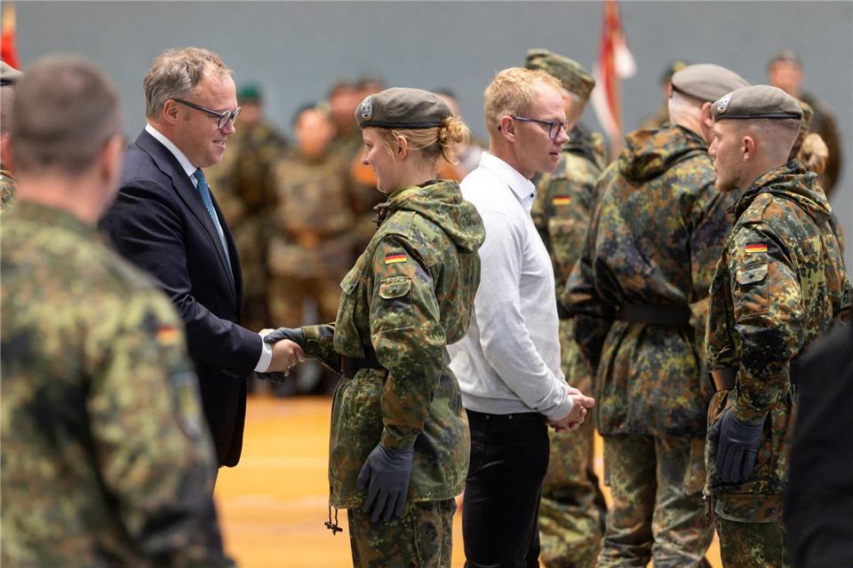 Rekruten von Heimatschutzregiment legen Diensteid ab  Ministerpräsident Mario Voigt (CDU) war auch vor Ort.Michael Reichel/dpa