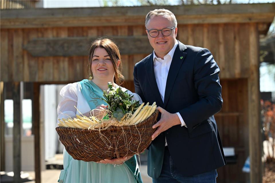 Ministerpräsident Mario Voigt kürte die 32-jährige Lisa Graupeter zur Spargelkönigin.Martin Schutt/dpa