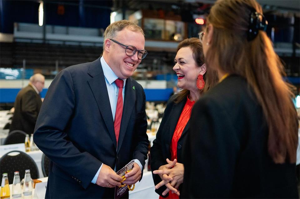 Ministerpräsident Mario Voigt wurde als Thüringer CDU-Vorsitzender im Amt bestätigt.Jacob Schröter/dpa