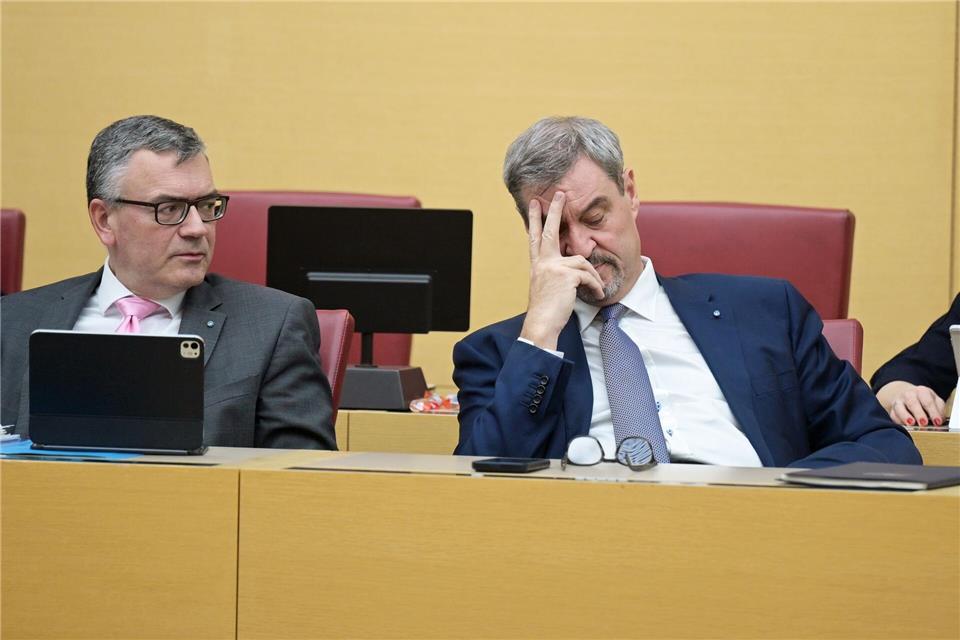 Ministerpräsident Markus Söder (CSU, rechts) musste sich viel Kritik anhören. Malin Wunderlich/dpa