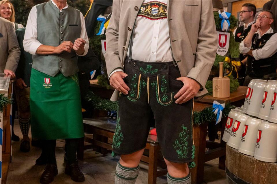 Ministerpräsident Markus Söder besucht erstmals in Lederhose die Wiesn.Peter Kneffel/dpa