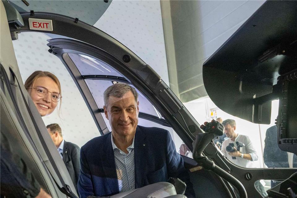 Ministerpräsident Markus Söder lässt sich von Pilotin Vanessa Lutz das Cockpit erklären.Stefan Puchner/dpa