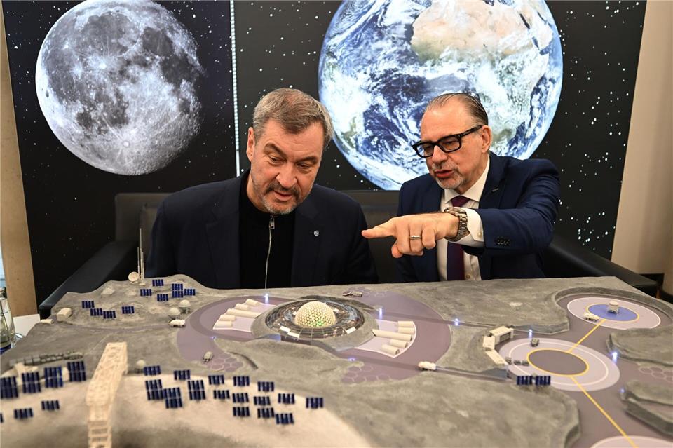 Ministerpräsident Markus Söder und ESA-Generaldirektor Josef Aschbacher lassen sich zeigen, wie eine Mondlandestation aussehen könnte.Felix Hörhager/dpa