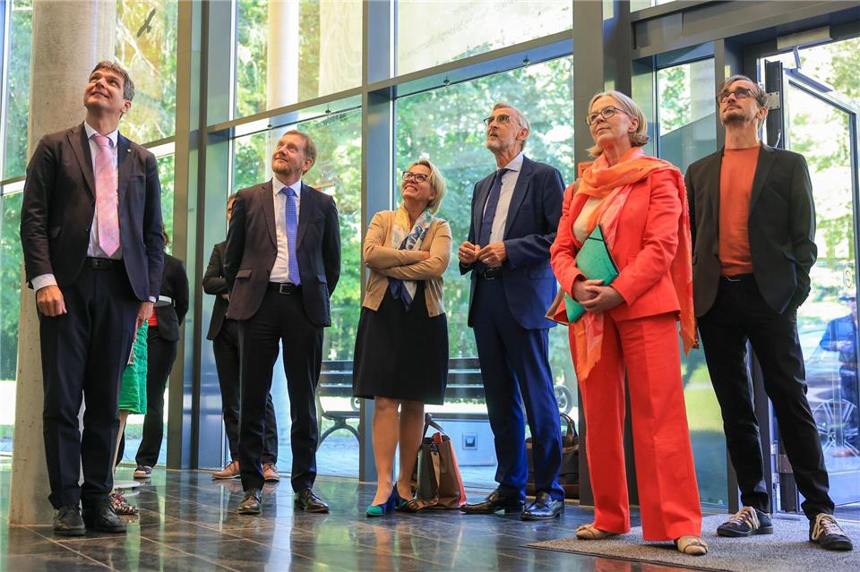 Ministerpräsident Michael Kretschmer (2.v.l.) hält die Idee einer Internationalen Bauausstellung im Leipziger Ideenland für eine große Chance. Jan Woitas/dpa