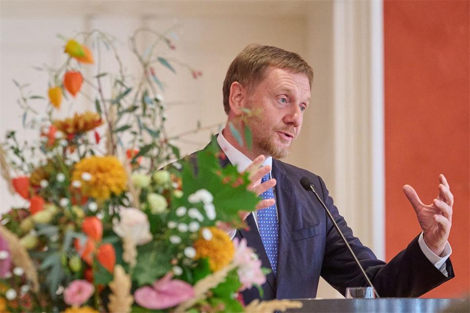 Ministerpräsident Michael Kretschmer (CDU) war beim Festakt zum 25-jährigen Jubiläum der Schule zu Gast.Robert Michael/dpa