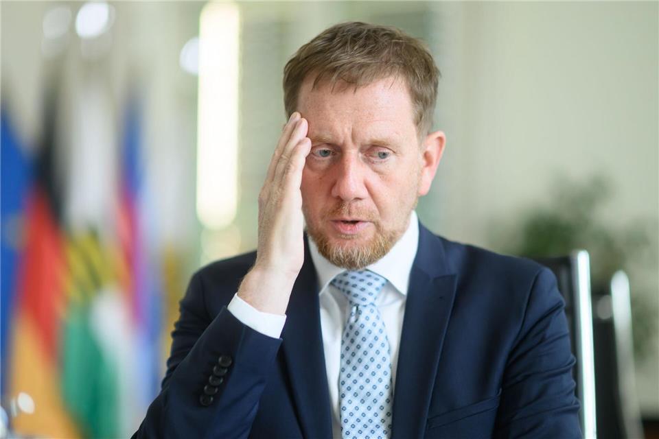 Ministerpräsident Michael Kretschmer hat einen besseren Hitzeschutz in den sächsischen Städten angeregt. (Archivbild)Robert Michael/dpa