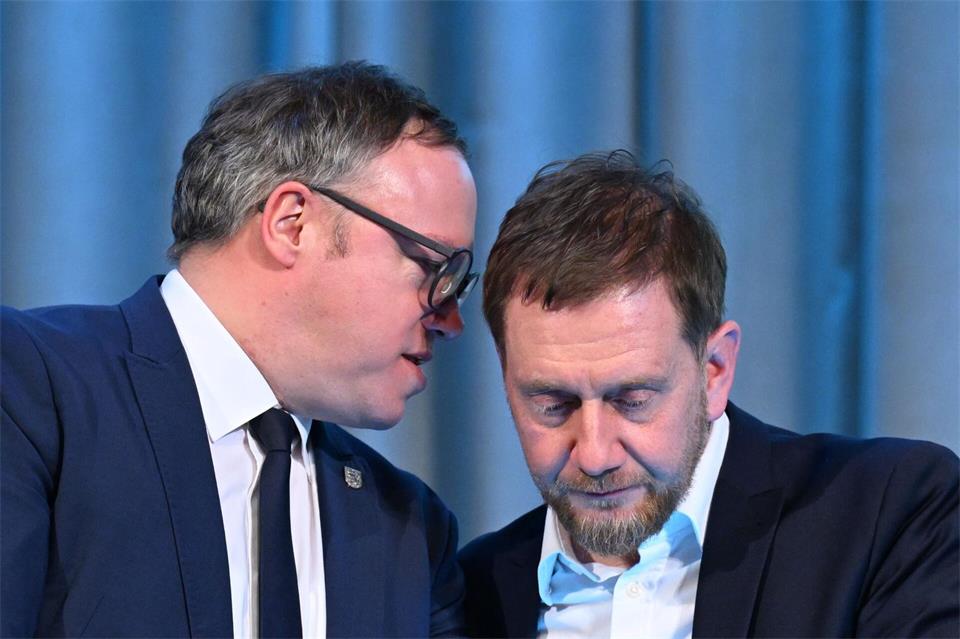 Ministerpräsident Michael Kretschmer (r.) sagte seinem Thüringer Amtskollegen Mario Voigt seine Unterstützung zu. (Archivbild)Hendrik Schmidt/dpa