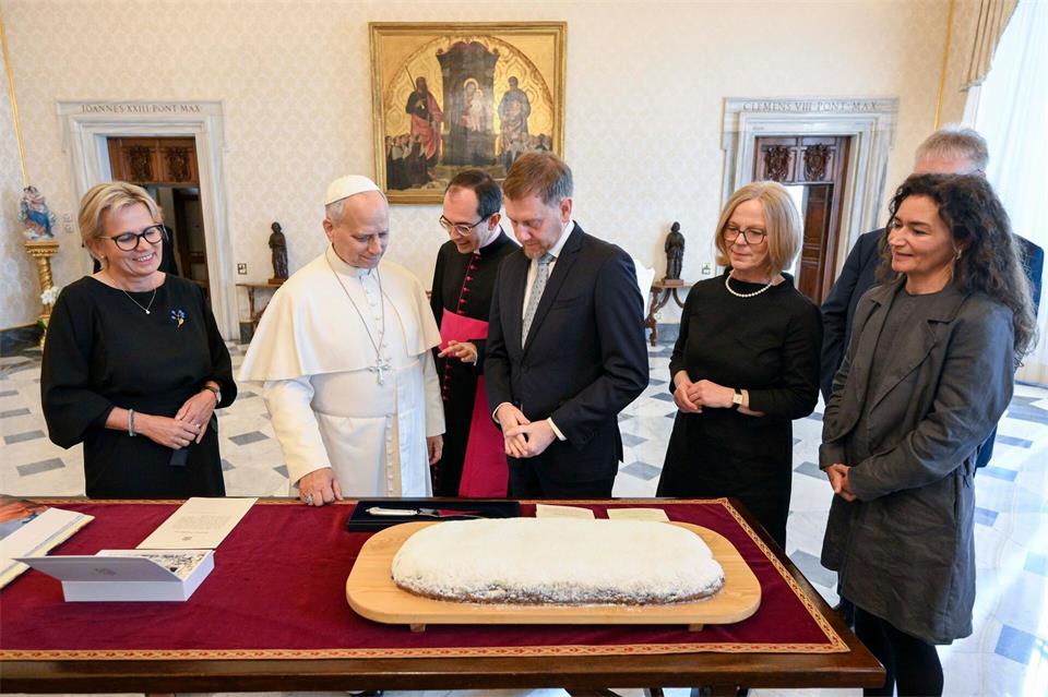 Ministerpräsident Michael Kretschmer schenkte Papst Leo XIV. einen Christstollen aus dem Erzgebirge.Vatican Media/IPA via ZUMA Press/dpa