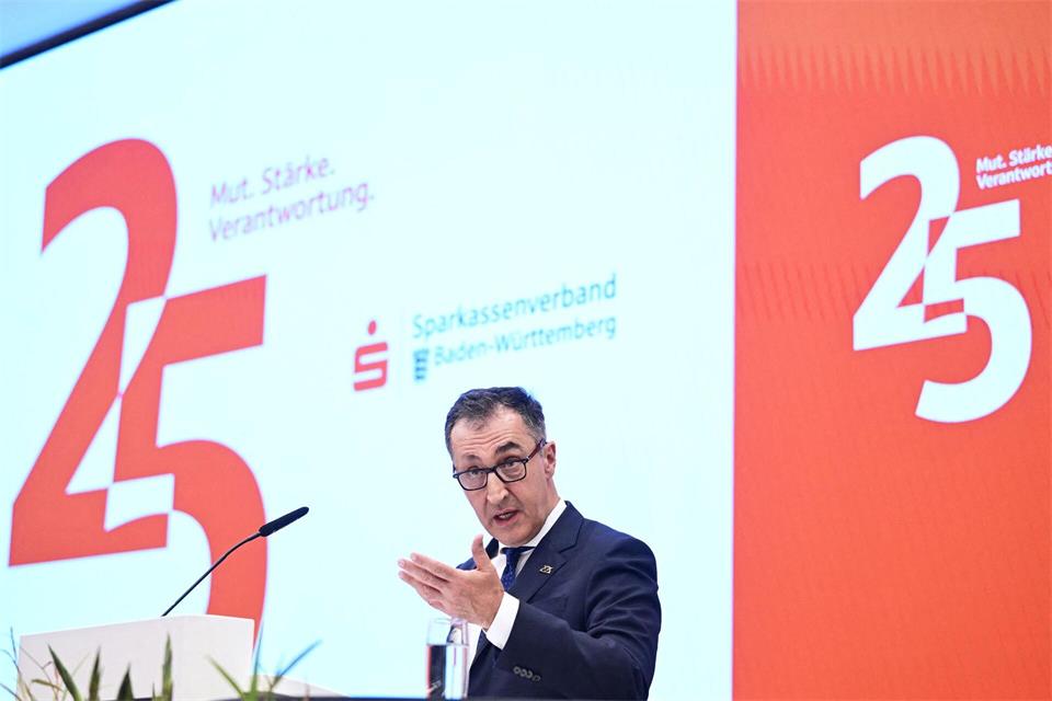 Ministerpräsident Özdemir: Sparkassen sind Erfolgsmodell.Bernd Weißbrod/dpa