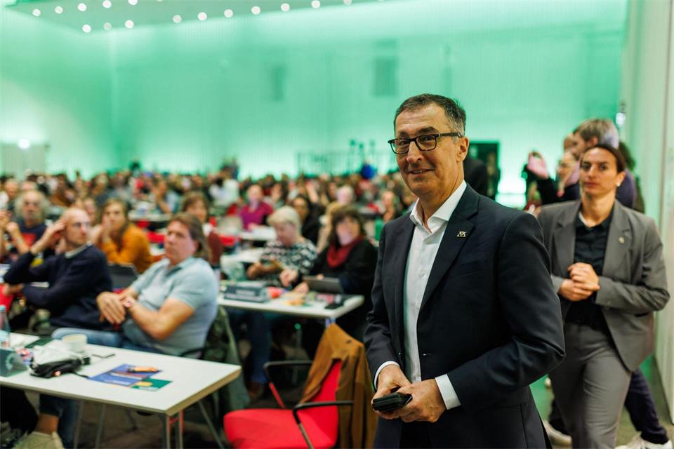 Ministerpräsident Özdemir wurde mit großem Applaus auf dem Grünen-Parteitag begrüßt.Philipp von Ditfurth/dpa