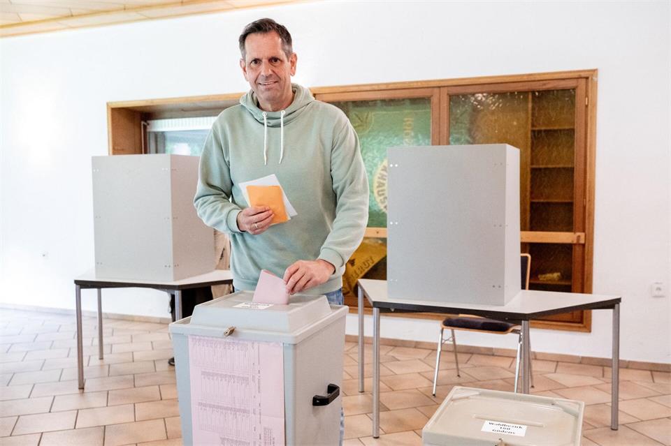 Ministerpräsident Olaf Lies (SPD) gab seine Stimme in seiner Heimat Friesland ab.Hauke-Christian Dittrich/dpa