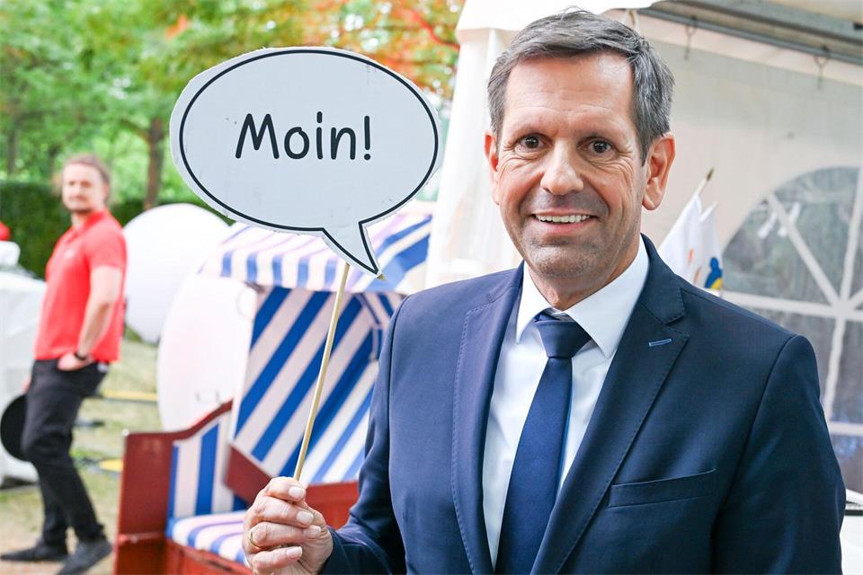 Ministerpräsident Olaf Lies (SPD) ist Schirmherr der Kampagne „Freedag is Plattdag“, mit der das Sprechen von Plattdeutsch und Saterfriesisch in Niedersachsen gefördert wird. (Archivbild)Jens Kalaene/dpa
