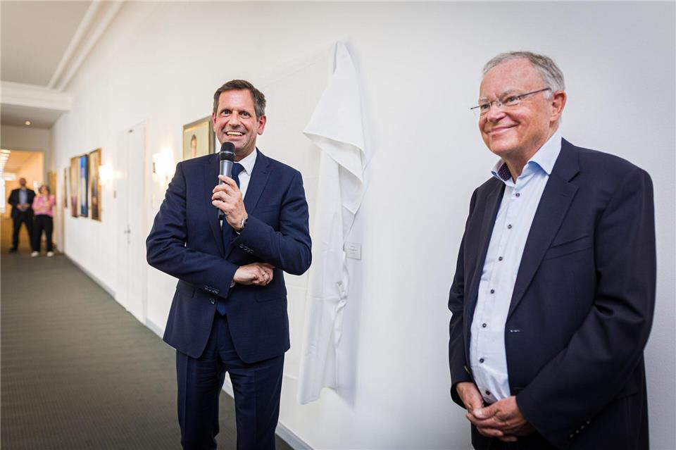 Ministerpräsident Olaf Lies (SPD, links) und dessen direkter Vorgänger Stephan Weil (auch SPD) stehen vor der Enthüllung des Porträts von Weil in der Niedersächsischen Staatskanzlei.Moritz Frankenberg/dpa