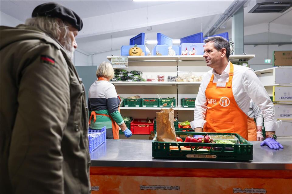 Ministerpräsident Olaf Lies ist Schirmherr der Tafeln in Niedersachsen und Bremen - in Holzminden schnupperte er Praxisluft.Michael Matthey/dpa
