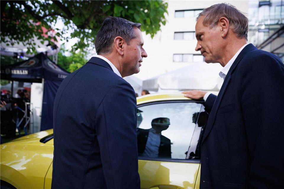 Ministerpräsident Olaf Lies (l.) spricht mit VW-Chef Oliver Blume. Niedersachsen ist zweitgrößter Anteilseigner des Konzerns, Lies sitzt für das Land im Aufsichtsrat. (Archivbild)Carsten Koall/dpa