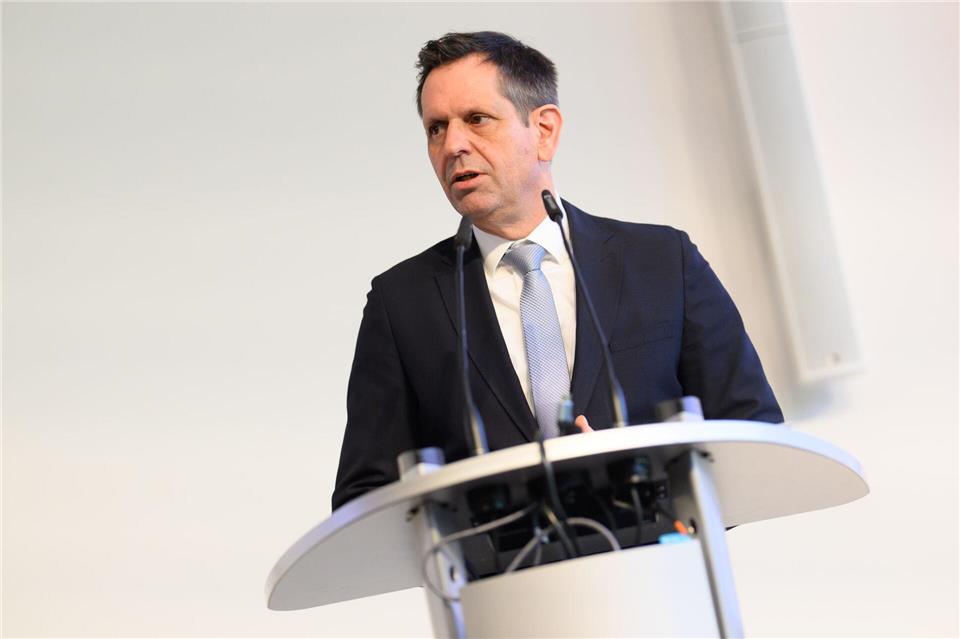 Ministerpräsident Olaf Lies sieht eine Standortgarantie für das Emder VW-Werk. (Archivbild)Julian Stratenschulte/dpa