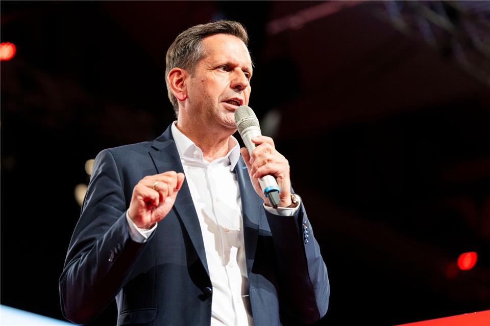 Ministerpräsident Olaf Lies warnt vor undemokratischen Kräften. (Archivbild)Michael Matthey/dpa