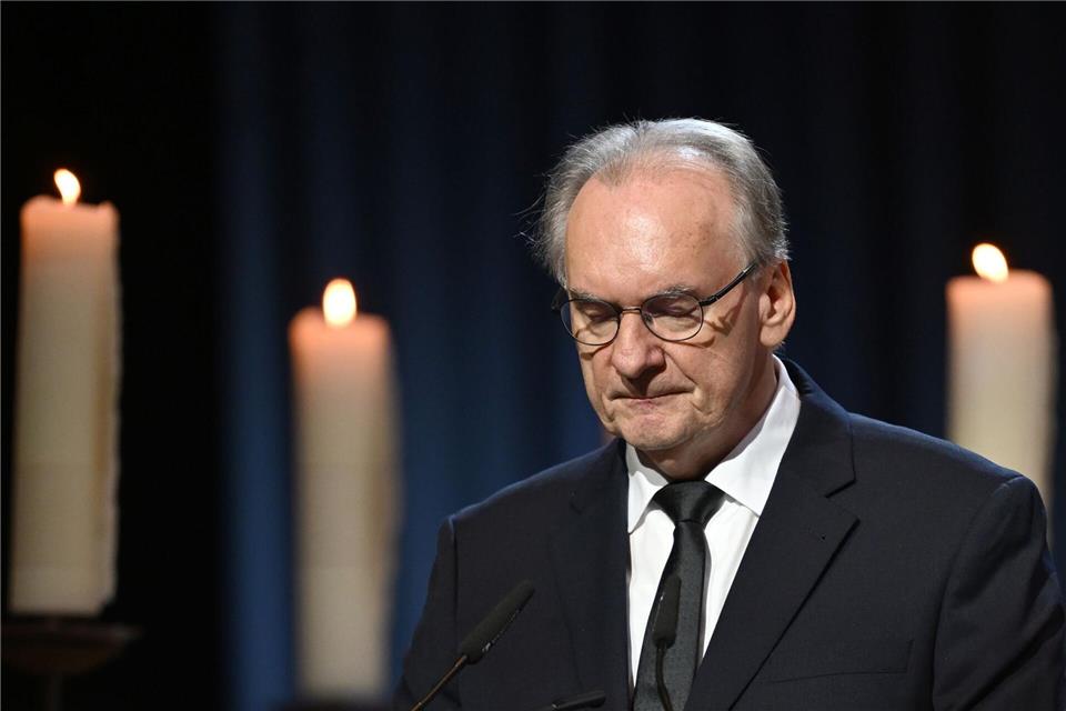 Ministerpräsident Reiner Haseloff beim Gedenken in der Magdeburger Johanniskirche. Hendrik Schmidt/dpa