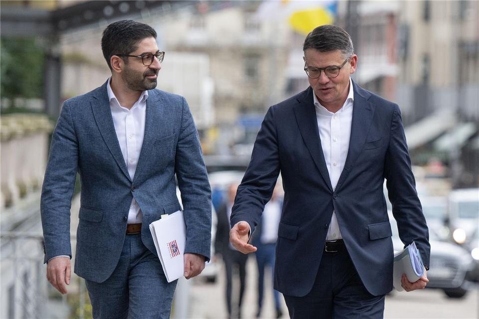 Ministerpräsident Rhein (CDU, r.) und sein Stellvertreter Mansoori (SPD) wollen auf ihre Arbeit zurückblicken und den Blick auf künftige Schwerpunkte richten. (Archivbild) Boris Roessler/dpa