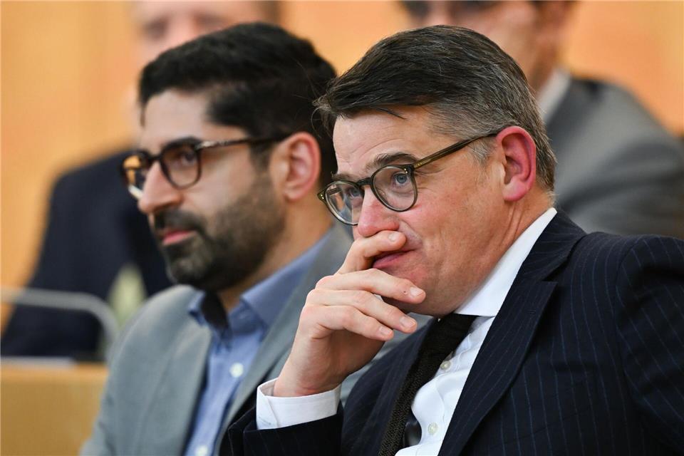 Ministerpräsident Rhein (CDU, r.) und sein Stellvertreter Mansoori (SPD) führen die erste schwarz-rote Koalition in der Geschichte Hessens an. (Archivbild)Arne Dedert/dpa
