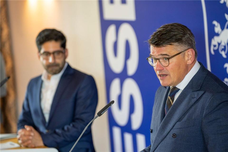 Ministerpräsident Rhein (CDU, r.) und sein Stellvertreter Mansoori (SPD) richten den Blick auf künftige Schwerpunkte der Landesregierung. Andreas Arnold/dpa