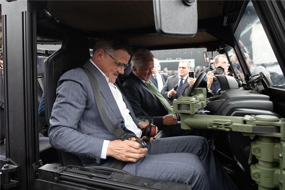 Ministerpräsident Rhein hat führende Rüstungsfirmen wie Rheinmetall in Kassel bereits besucht - jetzt hat die Landesregierung eine gemeinsame Strategie mit Rüstungsherstellern beschlossen. (Archivbild) Swen Pförtner/dpa