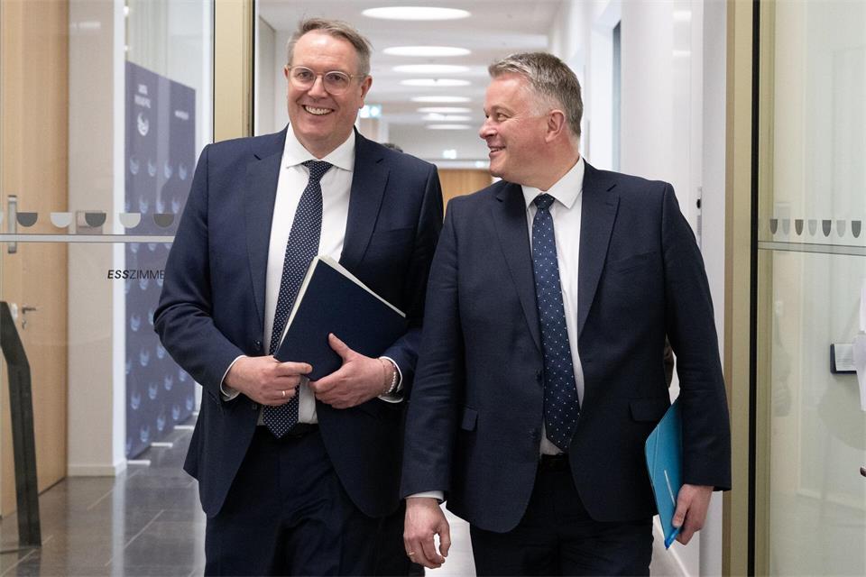 Ministerpräsident Schnieder (CDU) und SPD-Bundesvize Schweitzer sehen nach der Sachsen-Anhalt-Wahl die Bundesregierung in der Pflicht. (Archivbild)Boris Roessler/dpa