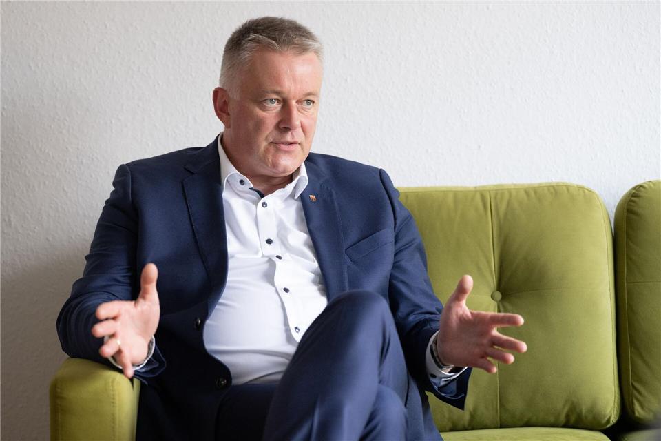Ministerpräsident Schnieder betont die Bedeutung der Eigenvorsorge bei Hitzeschutz. Boris Roessler/dpa