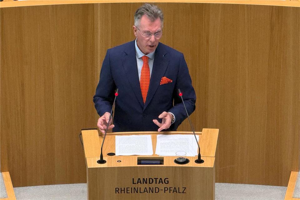 Ministerpräsident Schnieder habe in seiner Rede den Eindruck vermittelt, als habe es keinen Regierungswechsel in Mainz gegeben, sagte AfD-Fraktionschef Büge. Ira Schaible/dpa