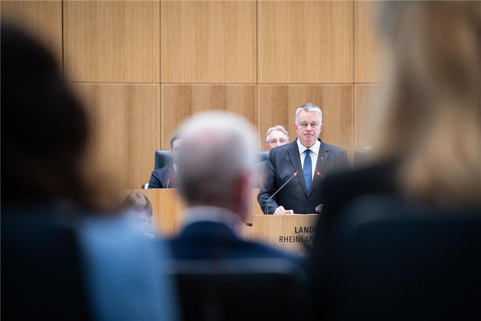 Ministerpräsident Schnieder hatte am Vortag in seiner 90-minütigen Regierungserklärung den geplanten Kurs der schwarz-roten Koalition  skizziert. Hannes Albert/dpa