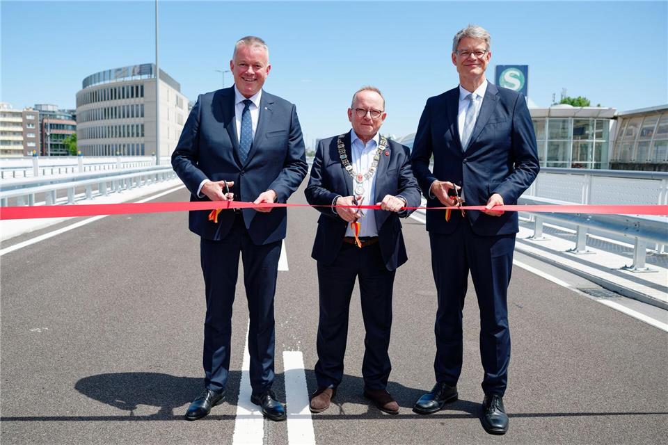 Ministerpräsident Schnieder (l-r, alle CDU), OB Blettner und Minister Schnieder eröffneten Anfang Juli die Ludwigshafener Hochstraße Süd. (Archivbild)Uwe Anspach/dpa