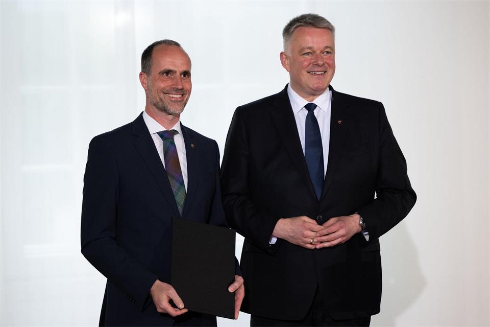 Ministerpräsident Schnieder und Wissenschaftsminister Hoch loben den Exzellenz-Titel. (Archivbild) Florian Wiegand/dpa