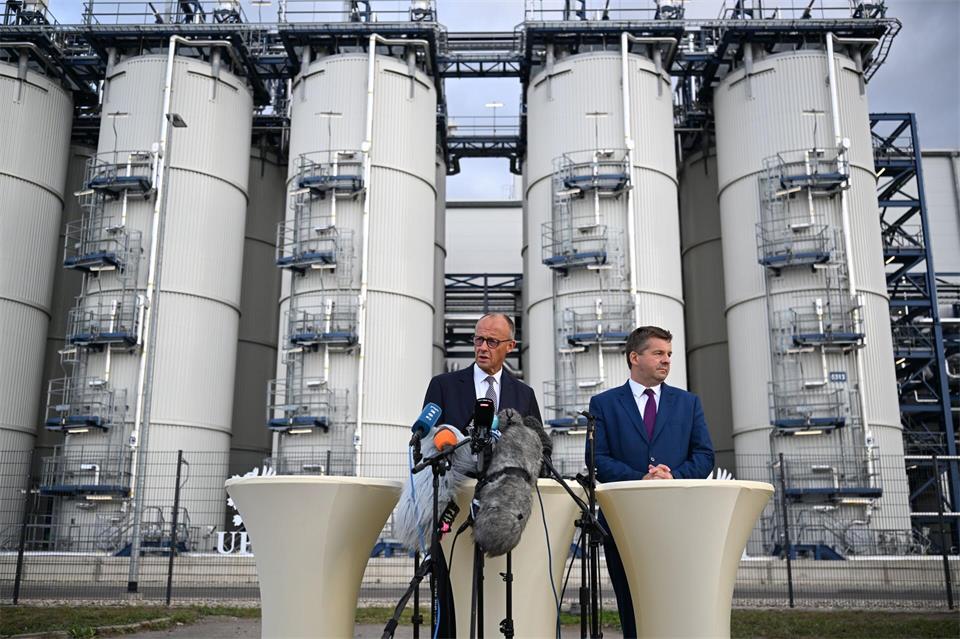 Ministerpräsident Schulze und Kanzler Merz haben zusammen Wahlkampf in Sachsen-Anhalt gemacht (Archivbild).Hendrik Schmidt/dpa