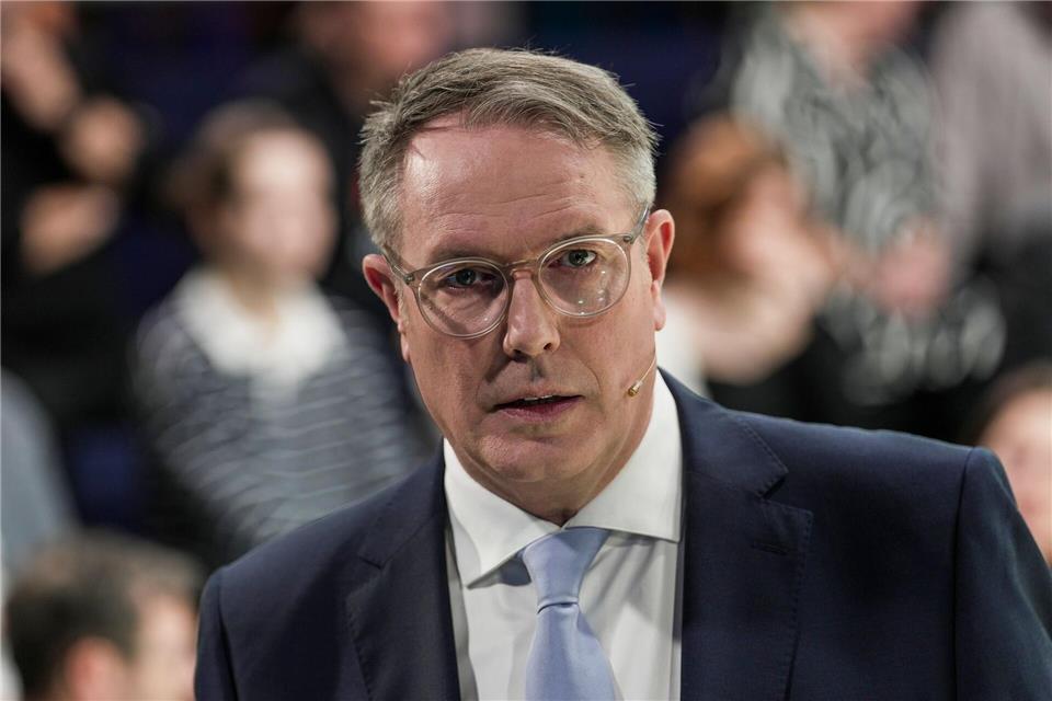 Ministerpräsident Schweitzer sieht in den Absprachen mit Parteien wie der AfD eine Täuschung der Wählerinnen und Wähler der Union (Archivbild). Andreas Arnold/dpa