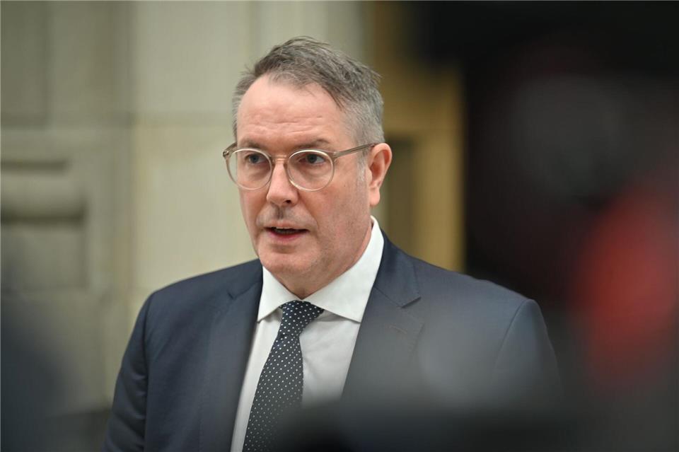 Ministerpräsident Schweitzer will in Brüssel für die Interessen seines Landes werben. (Archivbild)Sarah Knorr/dpa