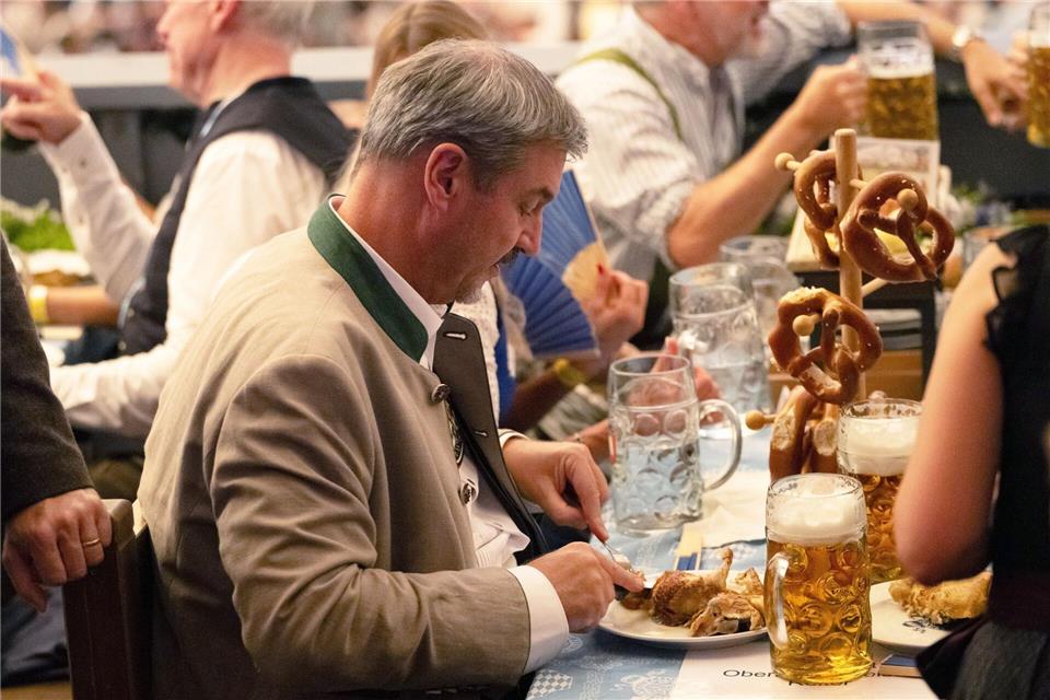 190. Oktoberfest: „Gegen die Krisen der Welt“ Ministerpräsident Söder beim Essen.Leonie Asendorpf/dpa