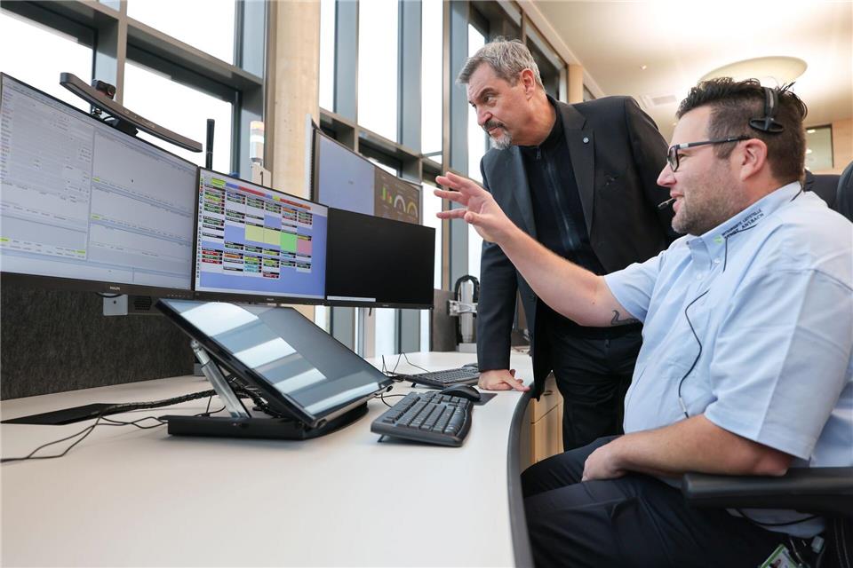Ministerpräsident Söder besuchte auch die neue Integrierten Leitstelle für die Landkreise Ansbach und Neustadt/Aisch.Daniel Löb/dpa