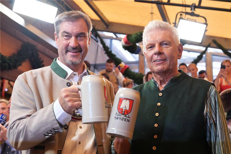 190. Oktoberfest: „Gegen die Krisen der Welt“ Ministerpräsident Söder (l.) und Münchens OB Reiter (r.) stoßen an.Peter Kneffel/dpa