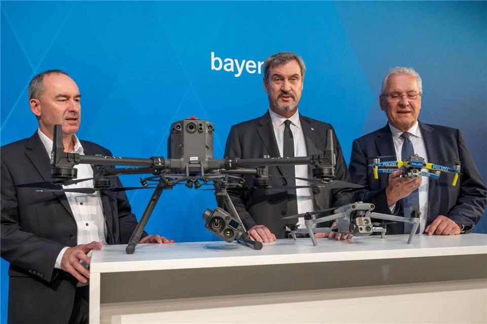 Ministerpräsident Söders Botschaft für den Umgang mit Drohnen ist klar: Abschießen statt Abwarten. Peter Kneffel/dpa